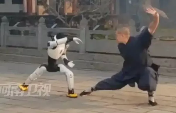 魔幻场面：机器人大军出现在河南少林寺练武