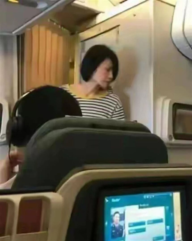 王菲飞机上被拍老态尽显 网友炸了