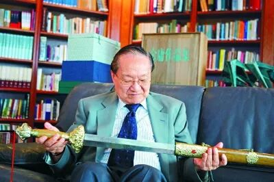 金庸父亲被枪决，所以他的小说永远在“找爸爸”