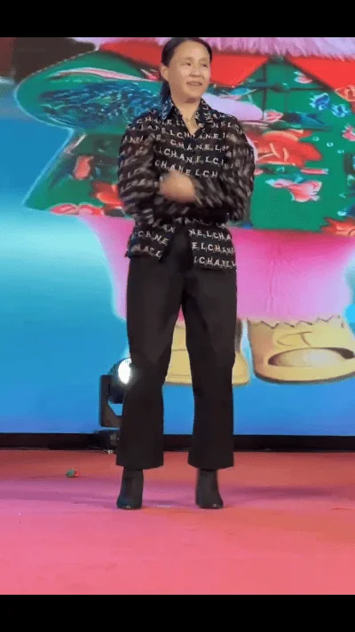 龙丹妮年会跳舞登热搜,网友:越看越像宋小宝(视频/组图) - 1
