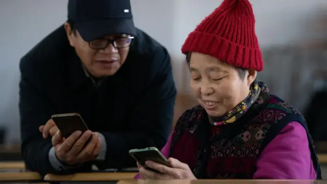 中国“老年网瘾”：钱没了身体垮了