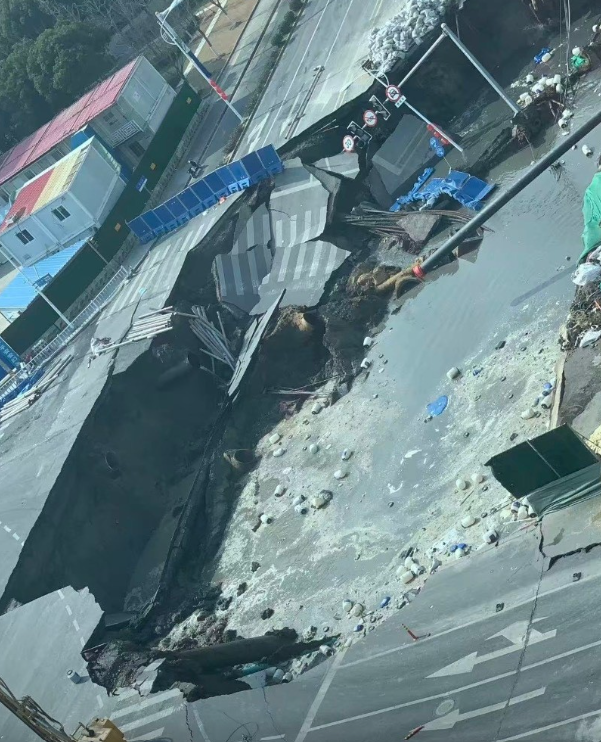 天坑“黑洞式吞噬”路面设施 上海恐怖影片曝光