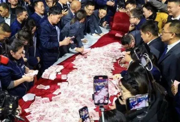 中国最爱撒钱老板 现金堆成“山”任员工抢画面曝
