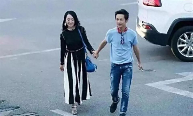 何炅杨钰莹牵手 成年人最戳心的关系根本不用藏