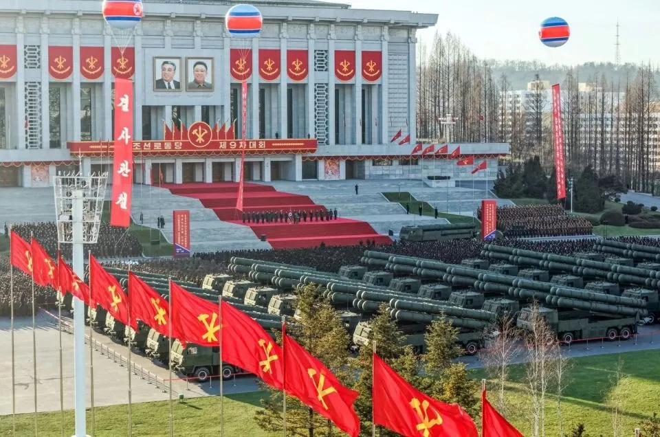现场画面曝光！金正恩亲自驾驶火箭炮车
