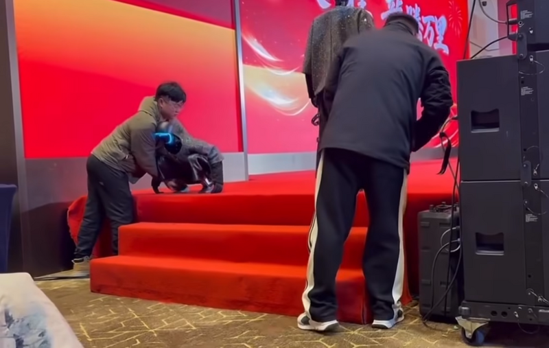 尬！中国跳舞机器人“下不了台”画面曝光