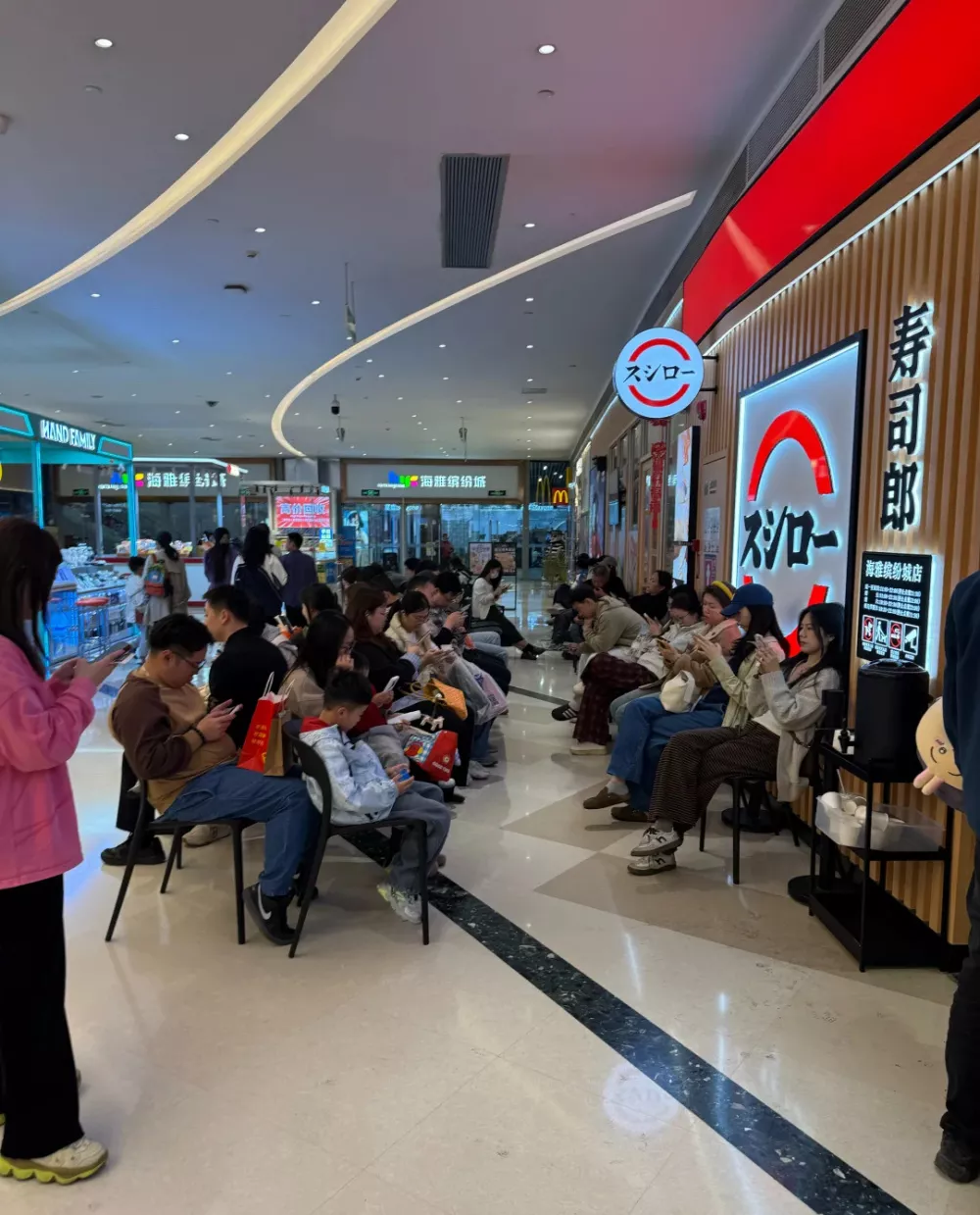 排队10小时也要吃,年轻人的年夜饭被寿司郎承包