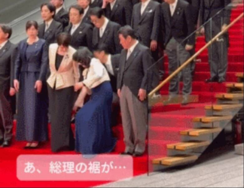 这位内阁高官替高市整理裙摆 宛如母子掀热议