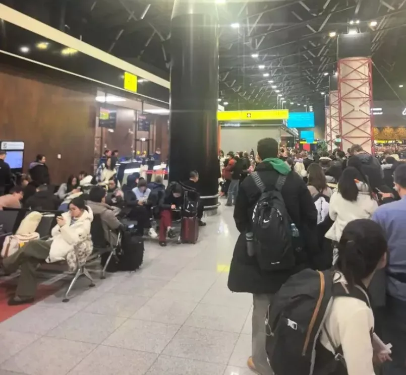 无人机侵袭 大批中国游客滞留莫斯科机场无法返工