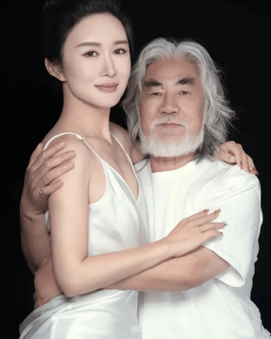 张纪中陪娇妻出游力不从心 杜星霖离老公2米远