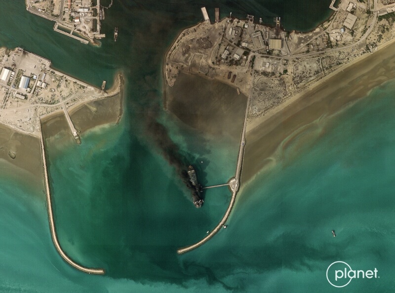 伊朗海军基地重创 卫星影像揭4军舰燃烧逾24小时