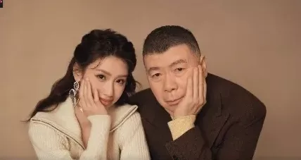冯小刚夫妇现身洛杉矶 开特斯拉 逛华人超市…