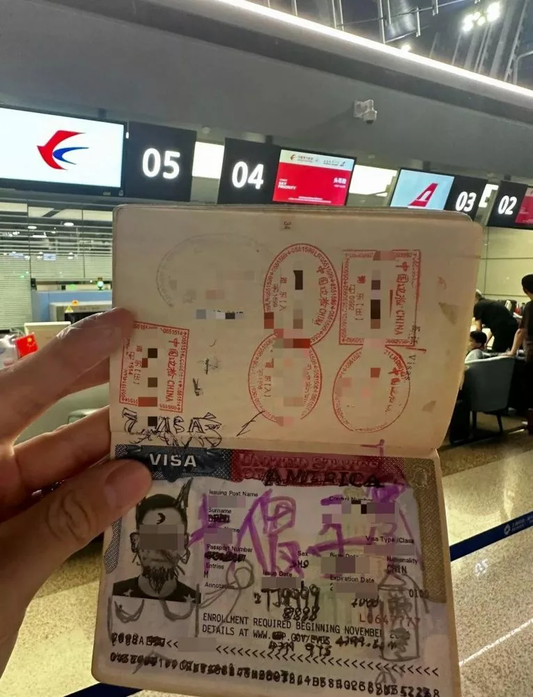 美签遭亲戚小孩涂鸦 男子无法登机怒揭熊孩黑历史