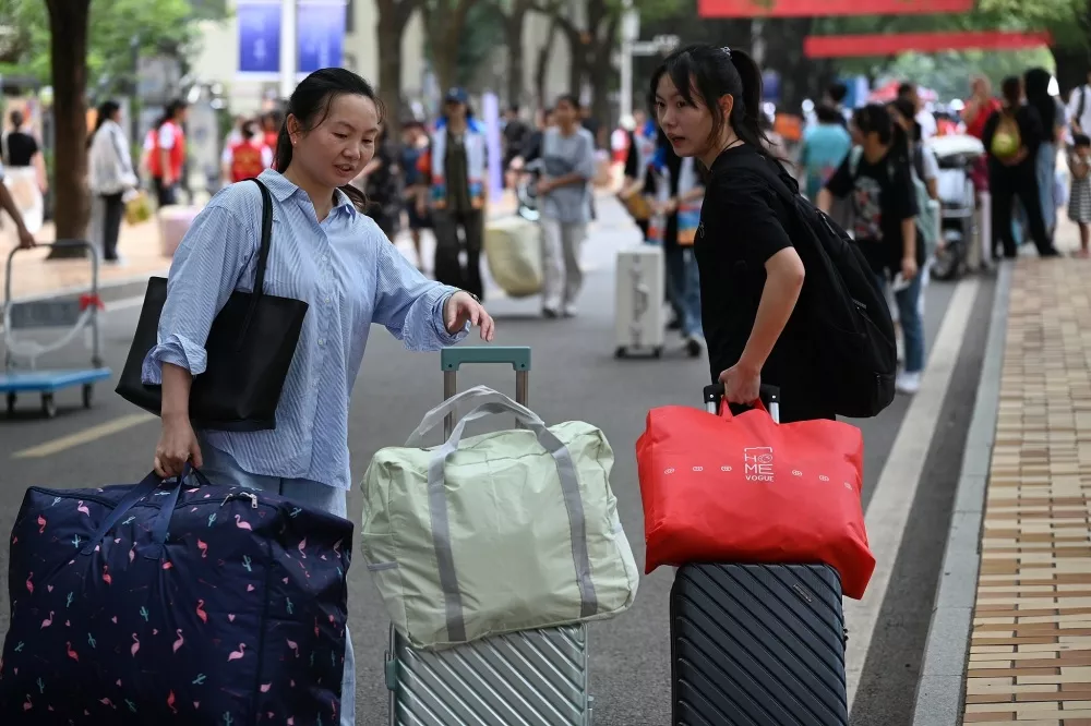 年轻人一边选择“断亲”，一边争当“全职儿女”（图）