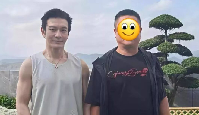 48岁黄晓明偶像包袱好重 跑步穿增高鞋戴假发片
