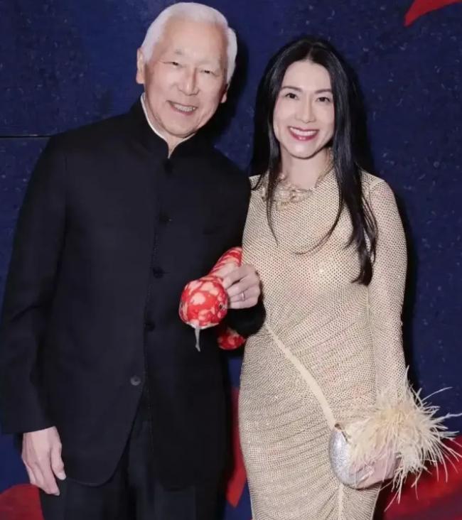 88岁千亿老钱娶小33岁博士：12亿砸穿纽约上流圈