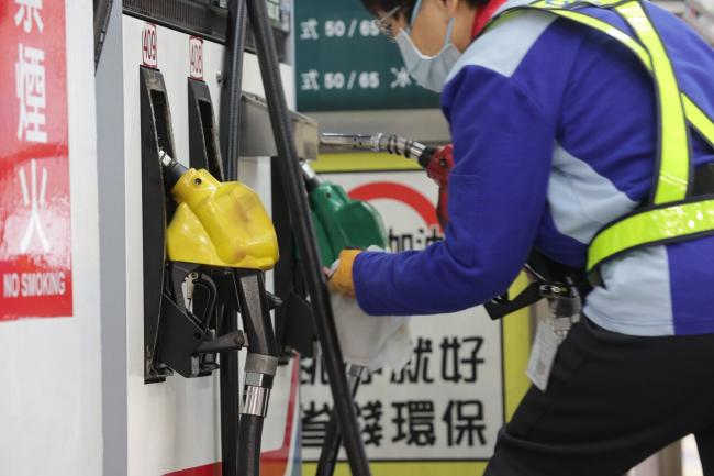 中国油价再飙涨 私家车加满一箱多80元
