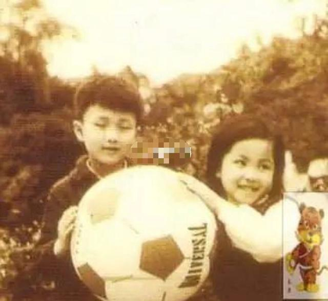 王菲80年代家庭旧照曝光 哥哥王戈最抢镜