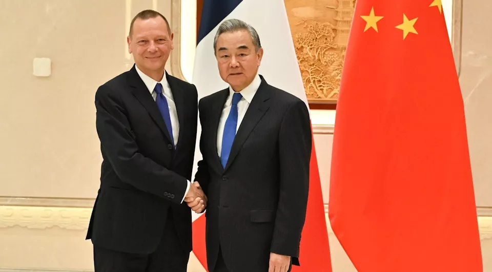 王毅通话法国总统外事顾问：不义之战不应继续
