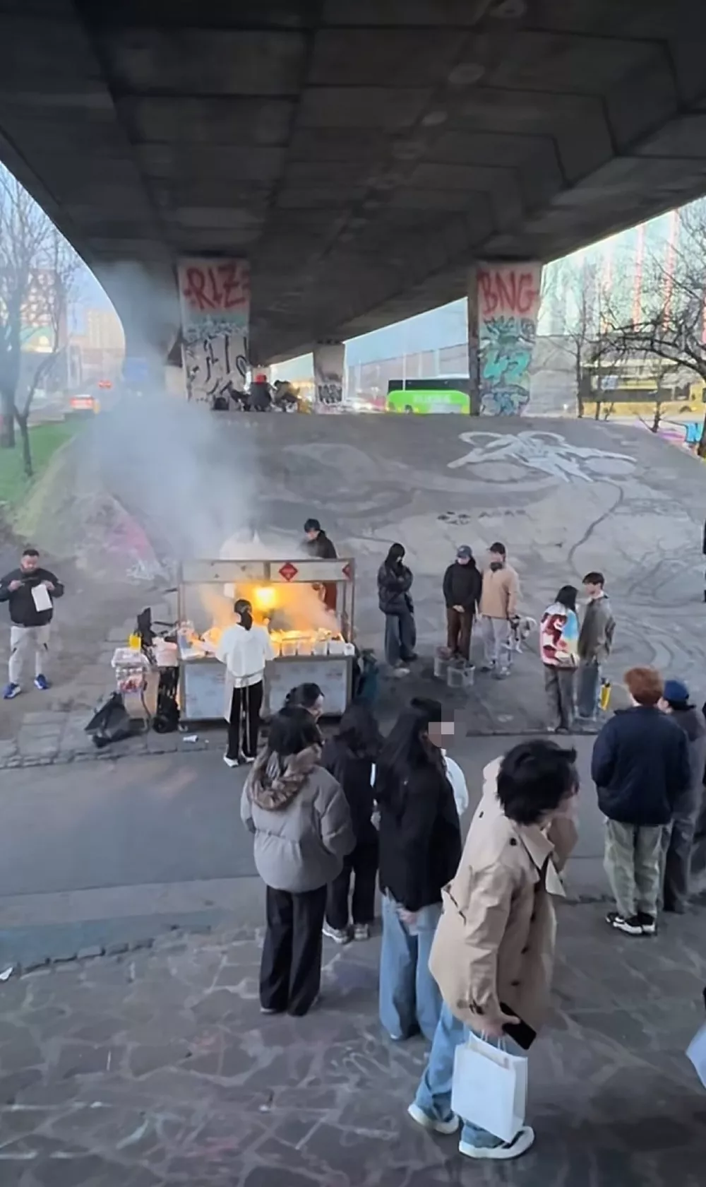 火了：英国桥洞下惊现中国烧烤摊 大排长队…