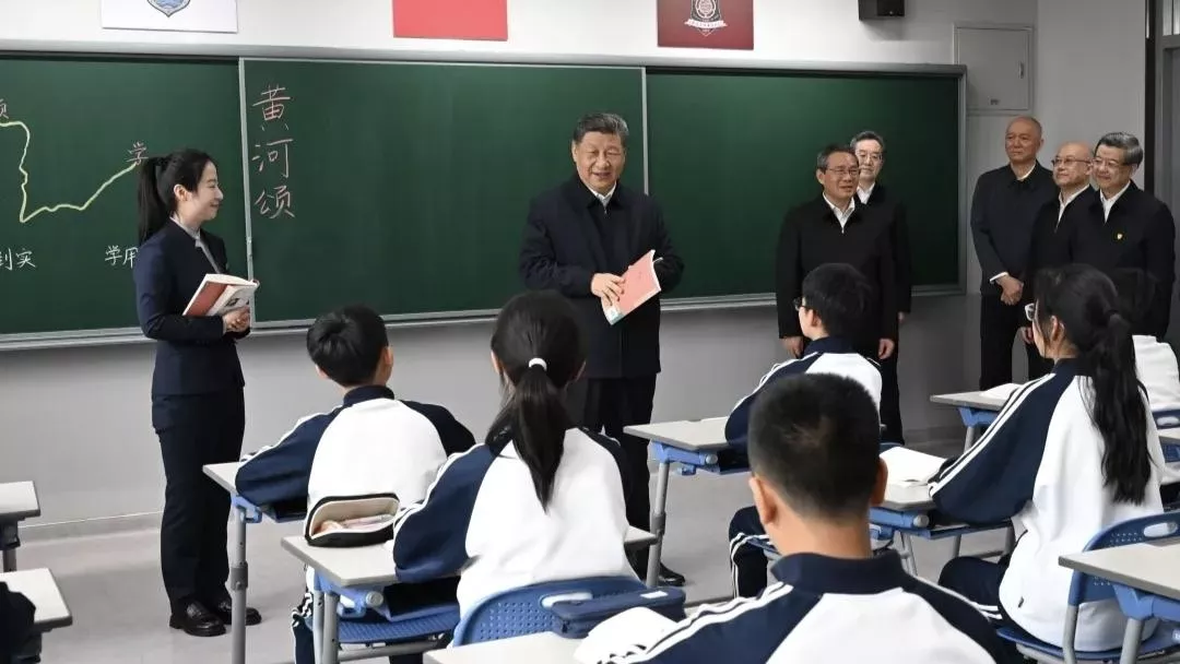 习近平第4次来河北雄安 视察北京四中新校区