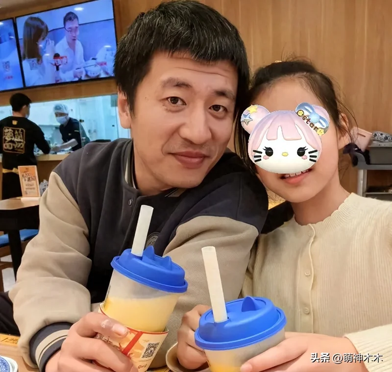 张雪峰前女友哭红眼 否认介入张雪峰婚姻