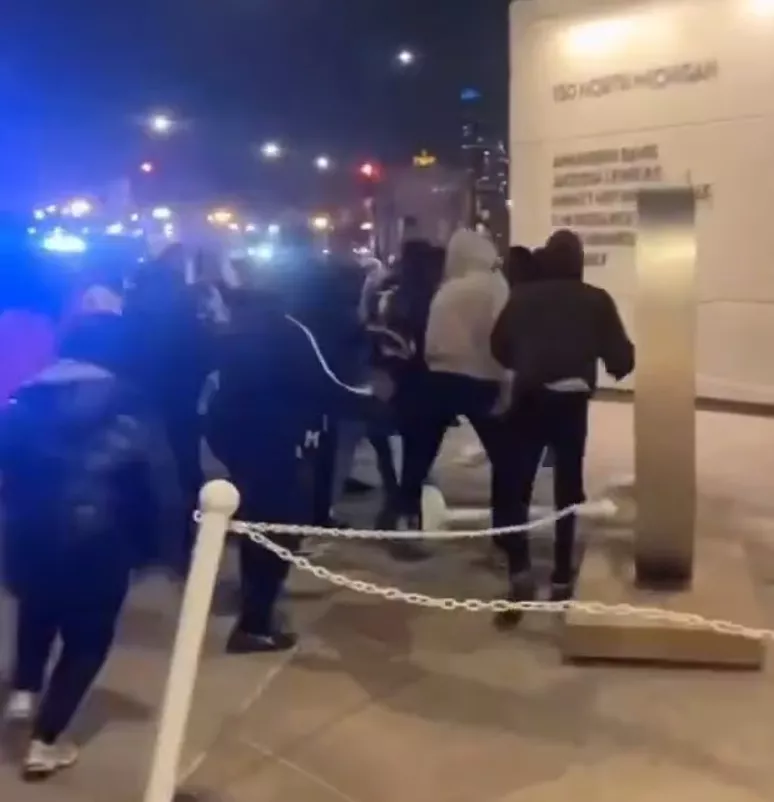 芝加哥数百青少年深夜接管市中心 围殴路人砸车