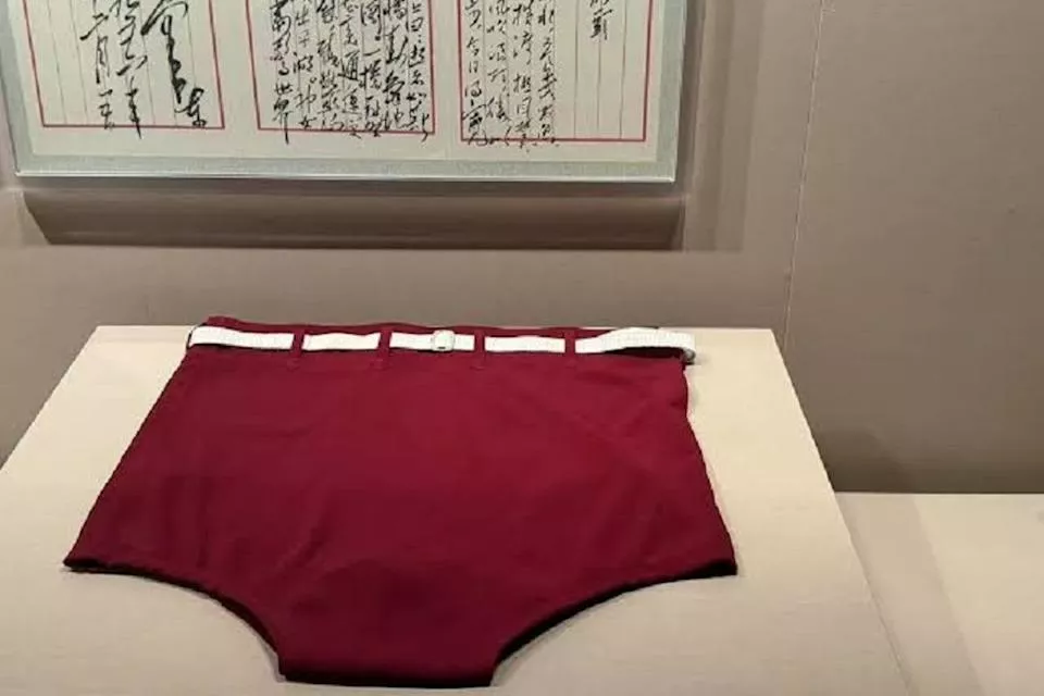 毛泽东"红色内裤"变成文物展出 引来各国网友热议