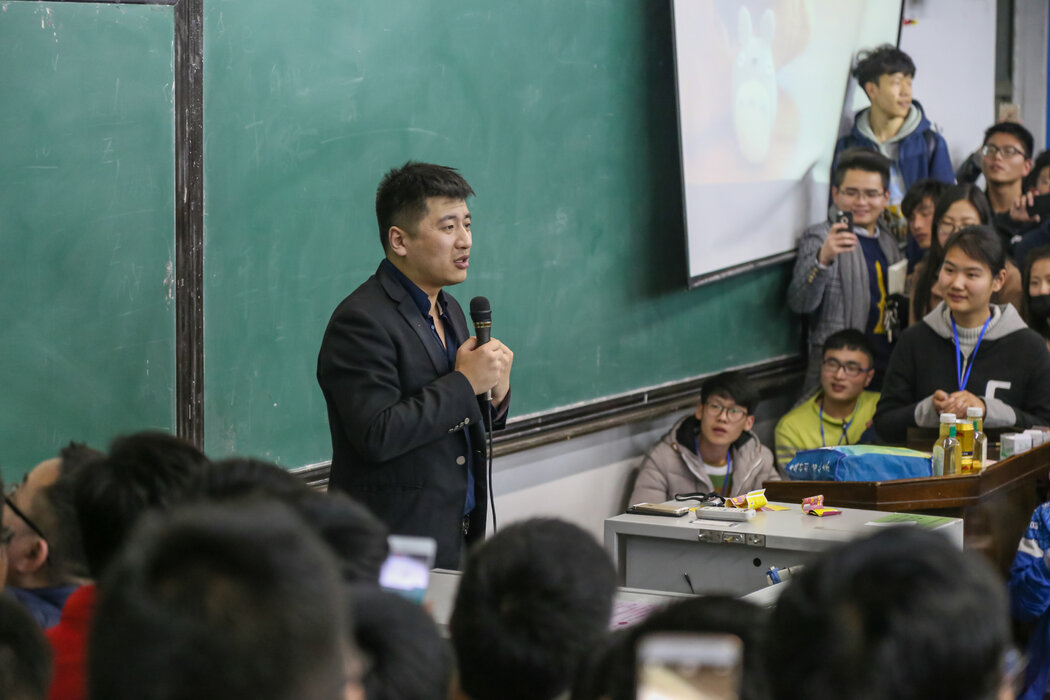 张雪峰猝逝引反思：内卷时代中国人的焦虑与困境