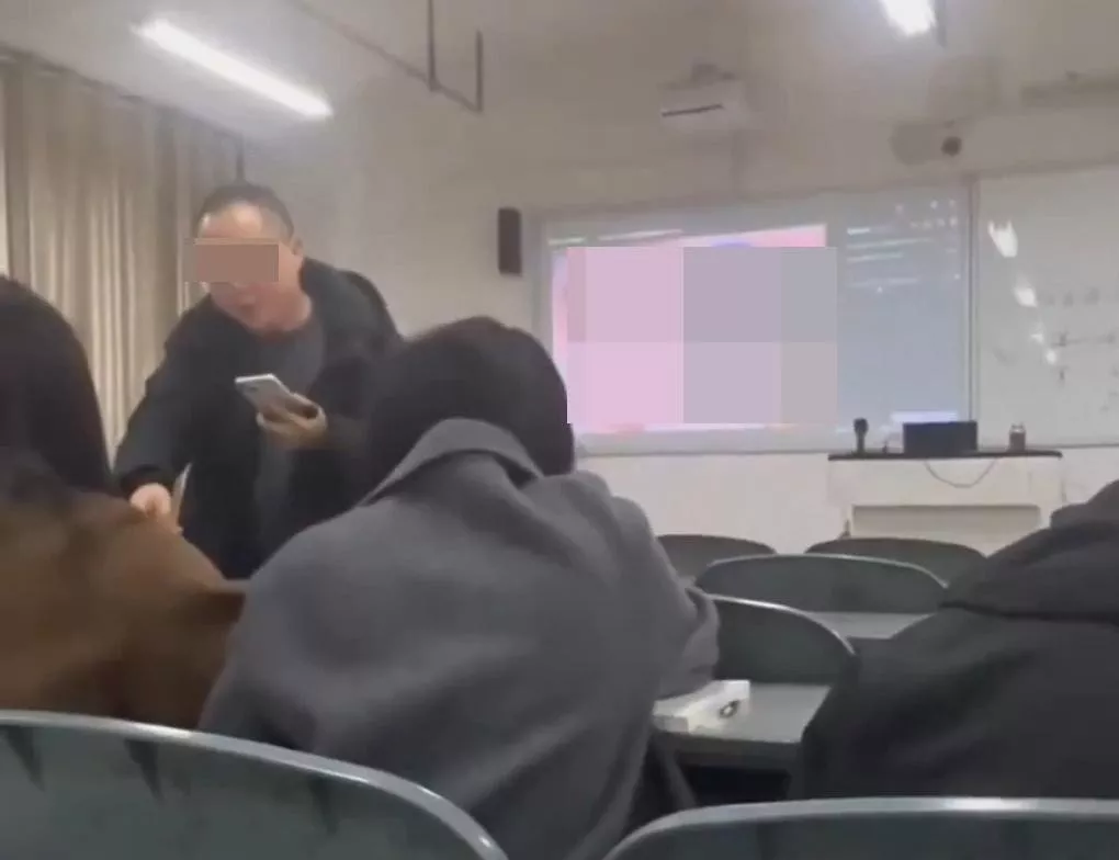 教授课堂误播AV 学生起哄 飞奔关视频后更尴尬