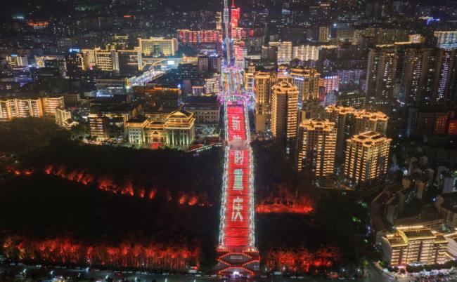 约80层楼高的神女大扶梯，重庆小城变网红