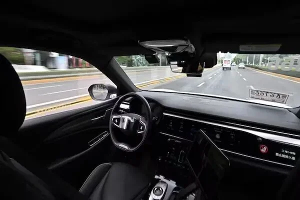 武汉百辆萝卜快跑趴窝 Robotaxi安全神话一夜破灭