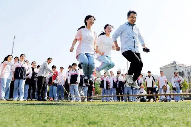 被挤爆的高中，扩容"200万"个学位