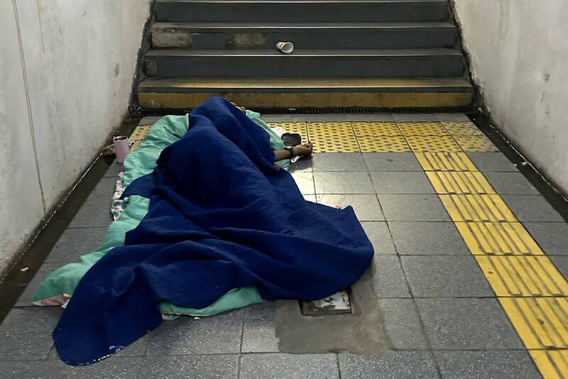 街头实验：给街友10万或社工支持 1年后怎样了？