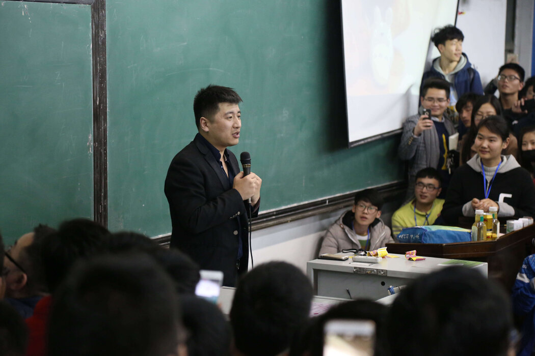 一场无声的反抗：中国民众为何哀悼张雪峰