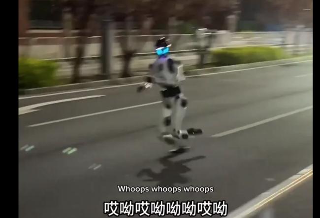 原地爆炸 北京机器人马拉松赛网笑翻