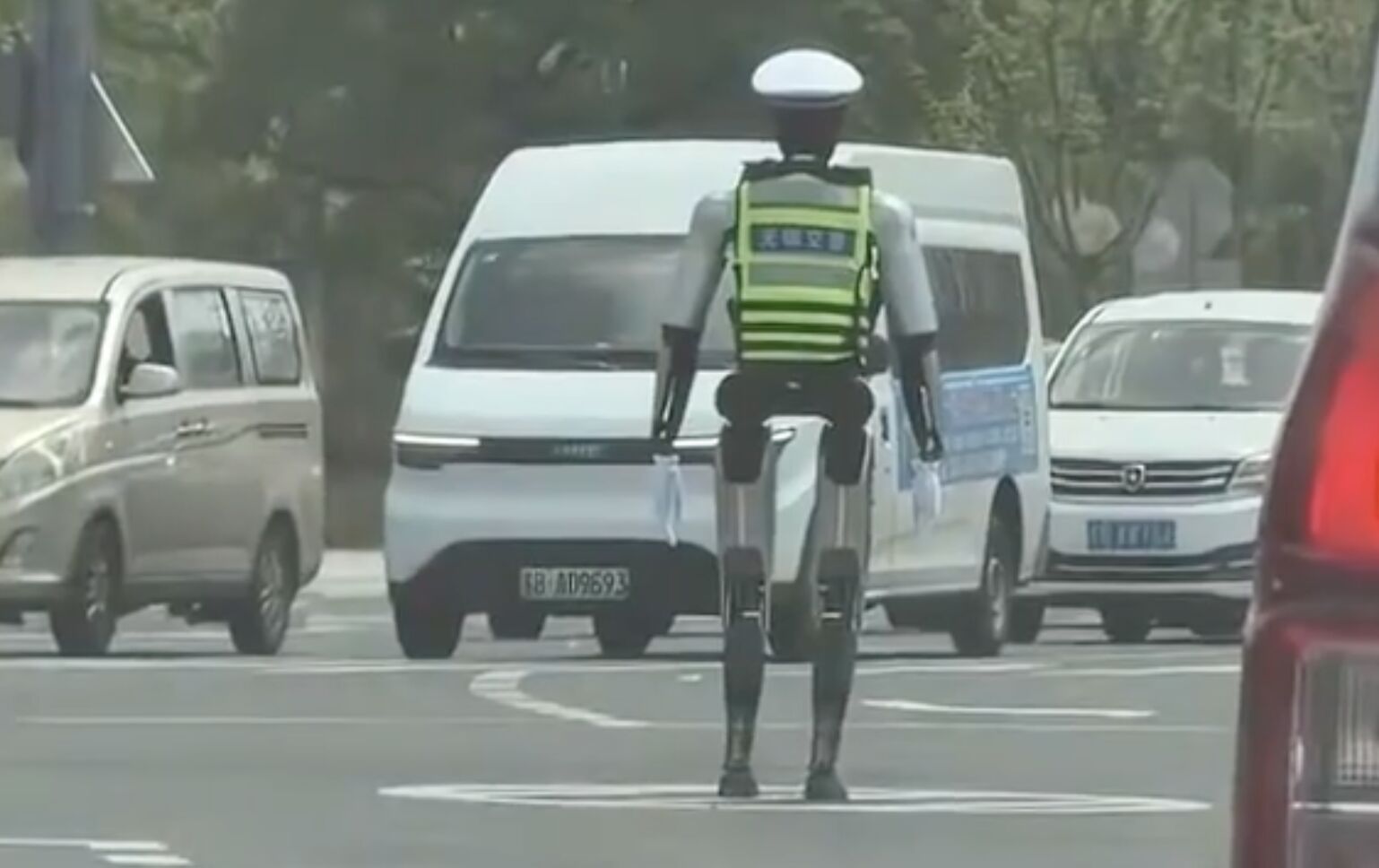 “机器人交警”中国街头现身 在太阳下“执勤”