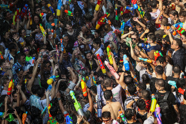 7天242死！泰国泼水节，1200人染红公路