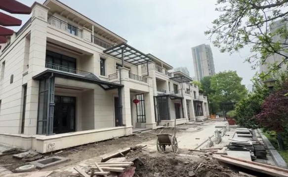 砸逾亿买中国别墅 半年"疯狂下陷"！投诉遭无视