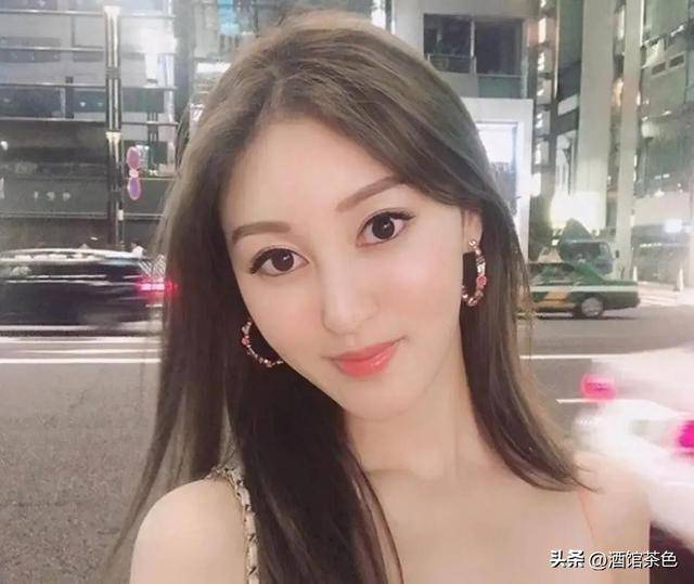 和爷爷辈富豪离婚后，她手握3亿分手费炫富