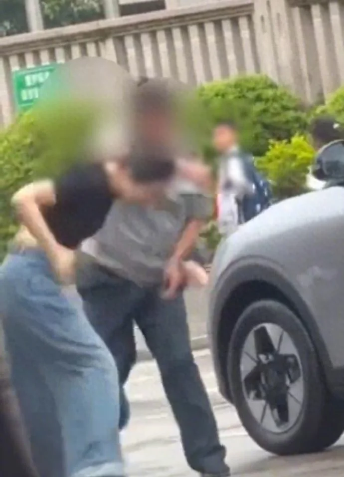 福建女司机脚踹保安后被反手扇一耳光 引发热议