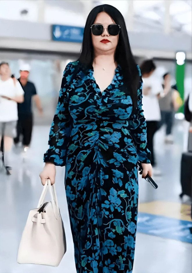 李湘减肥成功，和女儿王诗龄一起回小区被偶遇