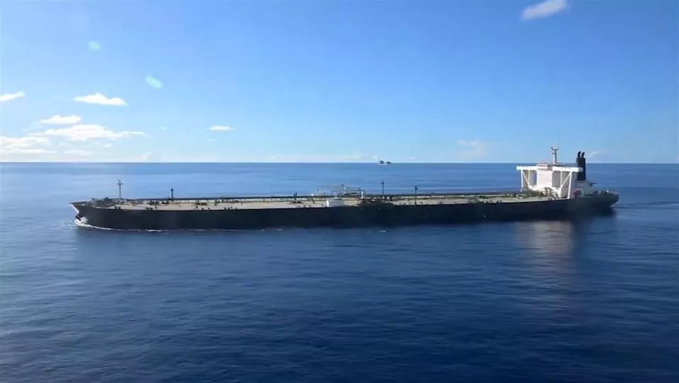 美军扣押往中国伊朗走私船 空中垂降登船画面曝