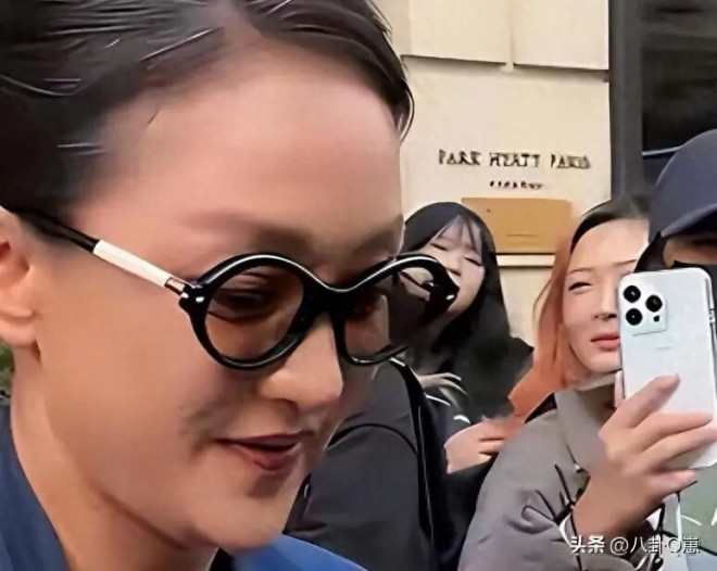 51岁周迅变样：满头白发脸松垮 瘪嘴像老奶奶