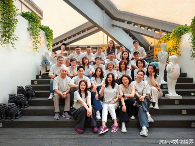 赵薇晒北电96级同学聚会照，黄晓明保养太绝