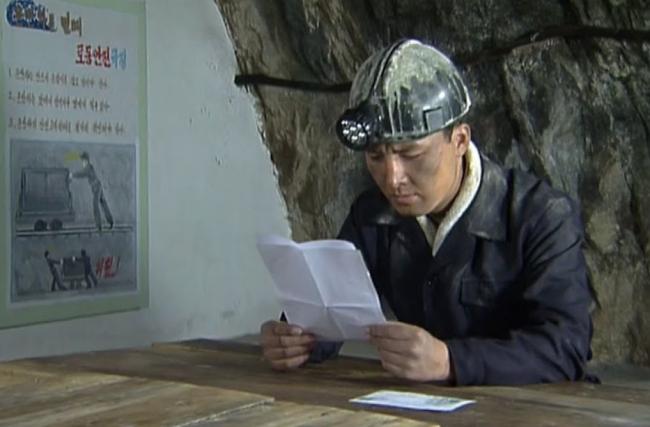 数十朝鲜年轻矿工偷看韩剧 结果惨了
