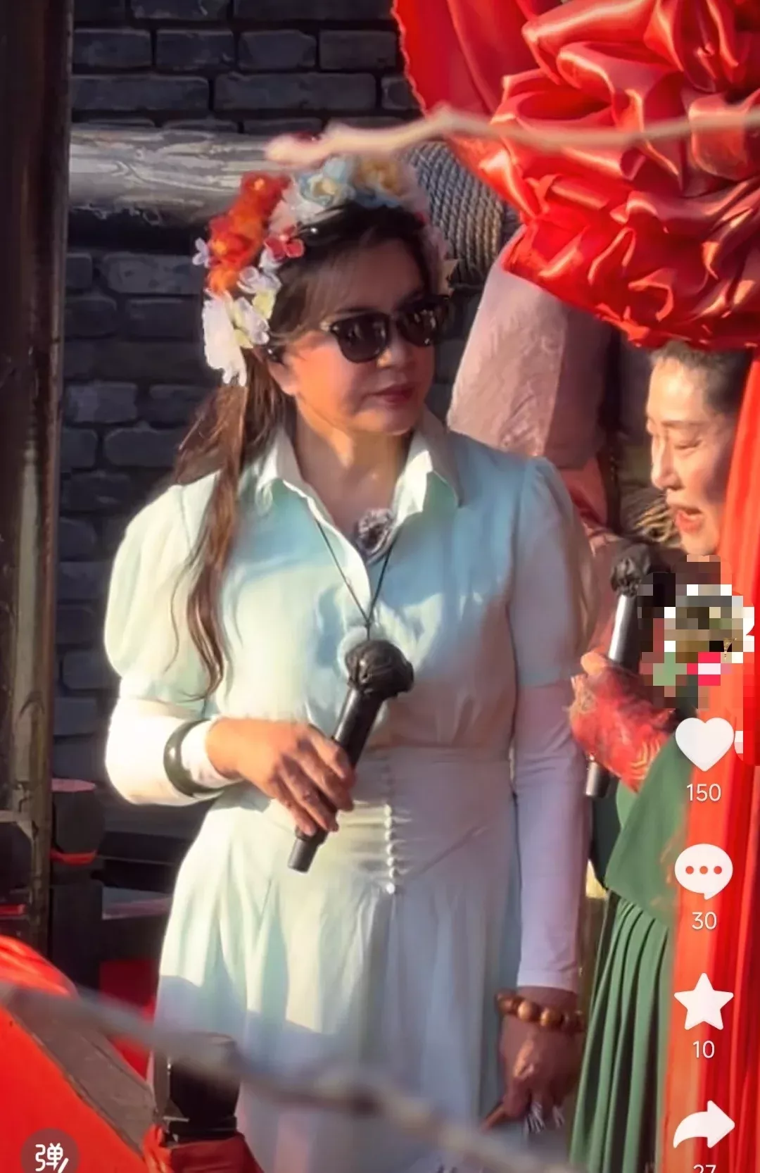 架子大 场面尬？刘晓庆被指和“王婆”互动冷淡