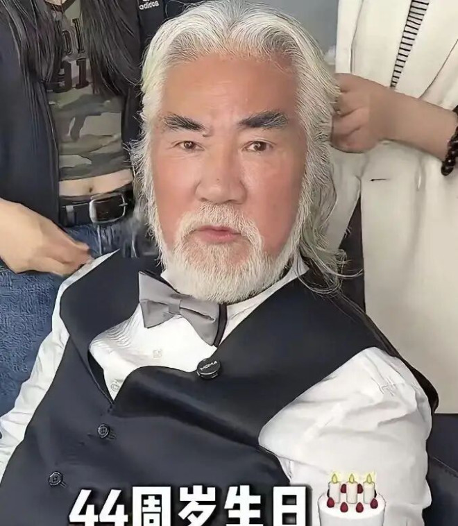 张纪中胡子长回来了 精心打扮为妻生日