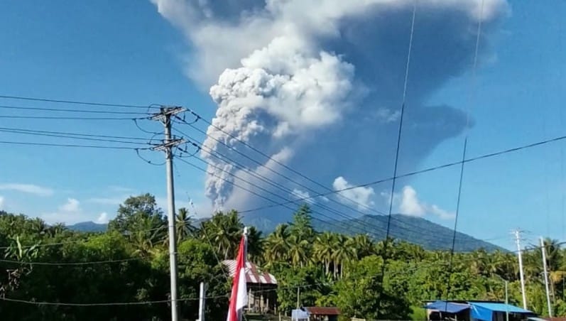 印尼杜科诺火山喷发10公里高灰柱 3死 登山客受困