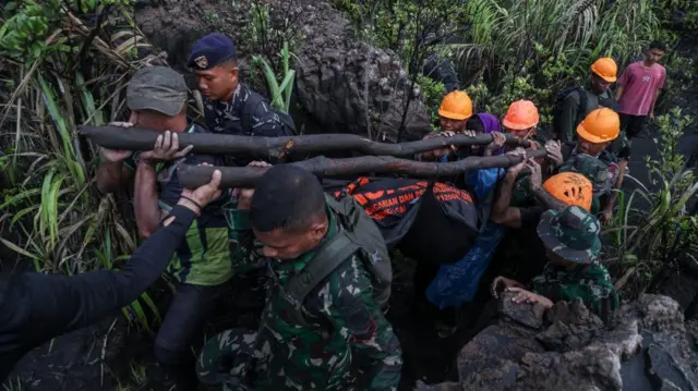 “我带登山客上了印尼火山，然后它爆发了”